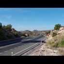 Der Weg verläuft durch die hügelige Küstenlandschaft